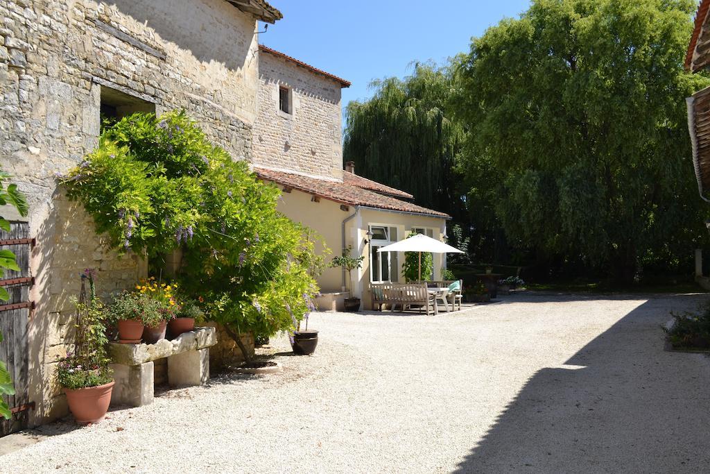Le Moulin De Lusseau Bed & Breakfast Chef-Boutonne Екстериор снимка