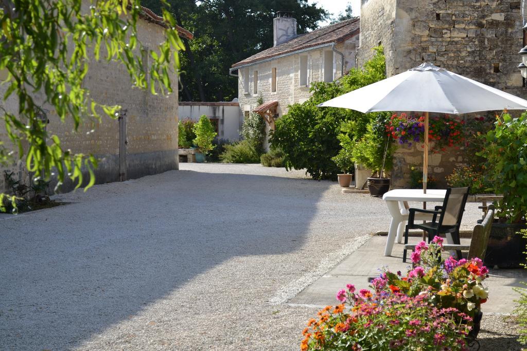 Le Moulin De Lusseau Bed & Breakfast Chef-Boutonne Екстериор снимка